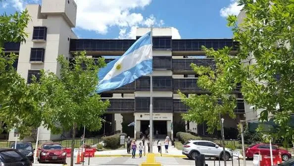 Fachada de los Tribunales de Lomas de Zamora con la bandera argentina en el frente